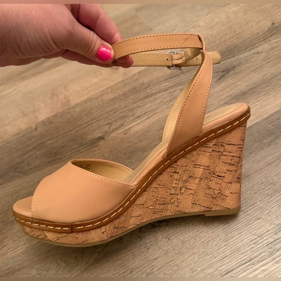 CL by Laundry New! Tan Wedge Sandals - Picture 3 of 4